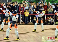 具身智能机器人组团亮相福州街头引围观 